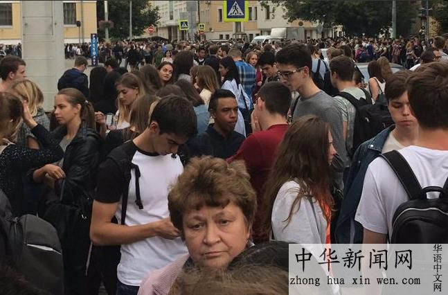 今日俄罗斯电视台于北京时间22点左右发出快讯称，莫斯科多所大学校园、火车站及购物中心几乎同时传出炸弹威胁警报，上万人被紧急疏散。