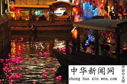资料图:清明节当晚,广州市民放下两千余盏河灯,表达追思。<a target='_blank' href='http://www.chinanews.com/'>中新社</a>发 柯小军 摄 点击进入下一页