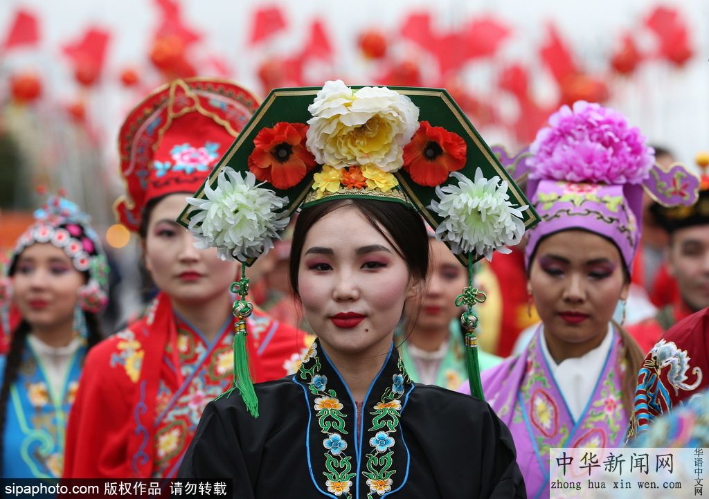 当地时间2017年10月14日，俄罗斯莫斯科，来自各国的青年代表参加了世界青年与学生联欢节游行活动。